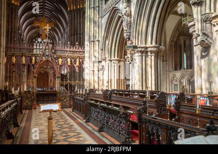 Die kunstvoll geschnitzten Chorstände hinter dem Chorschirm in der alten Lichfield Cathedral in Staffordshire, Großbritannien. Stockfoto