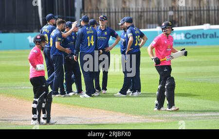 Hove UK 22. August 2023 - Warwickshire Spieler gratulieren Ed Barnard, nachdem er das Wicket von Sussex Sharks Opener Harrison Ward (rechts) während ihres 1 Day Cup Cricket Matches auf dem 1st Central County Ground in Hove gewonnen hatte: Credit Simon Dack/TPI/Alamy Live News Stockfoto