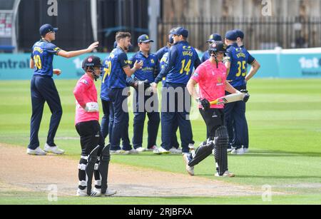 Hove UK 22. August 2023 - Warwickshire Spieler gratulieren Ed Barnard, nachdem er das Wicket von Sussex Sharks Opener Harrison Ward während ihres One Day Cup Cricket Matches auf dem 1st Central County Ground in Hove gewonnen hatte: Credit Simon Dack/TPI/Alamy Live News Stockfoto