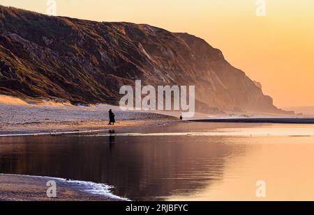 Sonnenuntergang am Strand von Paredes da Vitória, Portugal. Stockfoto