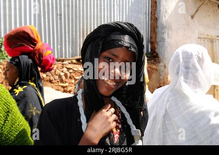 Harari-Mädchen in einer Harar-Straße. Hararghe, Region Harari, Äthiopien. Stockfoto