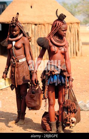Himba Mädchen in seinem Dorf. Epupa, Kunene Region, Kaokoland, Namibia. Stockfoto