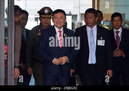 Bangkok, Thailand. August 2023. Thailands ehemaliger Premierminister Thaksin Shinawatra (C) trifft am 22. August 2023 am Don Mueang International Airport in Bangkok ein. Thaksin kehrte am Dienstag nach Jahren des Selbstexils ins Ausland zurück. Begleitet von seiner Familie trat Thaksin am Dienstag Morgen, nachdem er in einem Privatjet angekommen war, in der Öffentlichkeit auf dem Don Mueang International Airport in Bangkok auf, um seine wichtigsten Unterstützer und Medien zu begrüßen. Quelle: Rachen Sageamsak/Xinhua/Alamy Live News Stockfoto