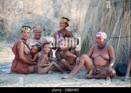 Gruppe von Buschmännern oder san in ihrem Dorf. Tsumkwe, Otjozondjupa, Kalahari, Namibia. Stockfoto