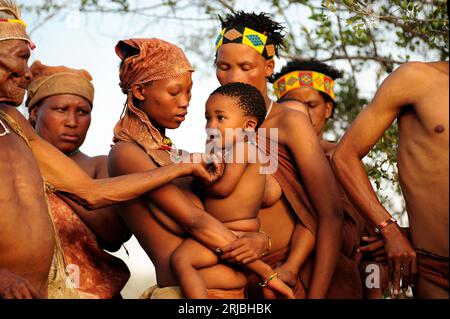 Gruppe von Buschmännern oder san. Tsumkwe, Otjozondjupa, Kalahari, Namibia. Stockfoto