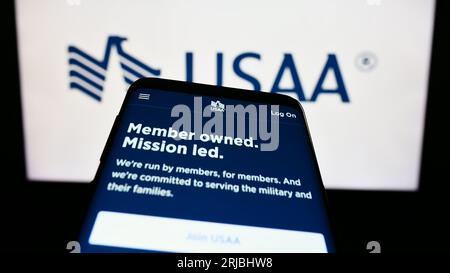 Smartphone mit Website der United Services Automobile Association (USAA) auf dem Bildschirm vor dem Firmenlogo. Konzentrieren Sie sich auf die obere linke Ecke des Telefondisplays. Stockfoto