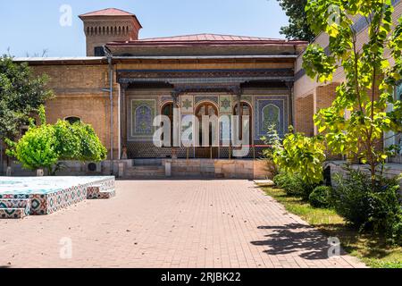 Taschkent, Usbekistan-11. august 2023: Geschmückte Eingangstür eines Museums für angewandte Kunst in Taschkent, der Hauptstadt Usbekistans an einem Sommertag Stockfoto