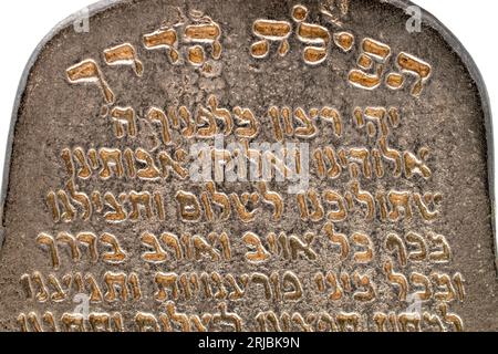 Ein Schlüsselanhänger aus Metall, jüdische Hand von Miriam, Nahaufnahme, isoliert auf weißem Hintergrund. Straßengebet. Stockfoto