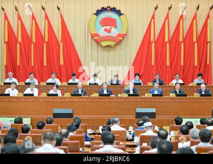 (230822) -- PEKING, 22. August 2023 (Xinhua) -- das 14. Nationale Komitee der Politischen Konsultativkonferenz des chinesischen Volkes (CPPCC) beruft seine dritte Sitzung des Ständigen Komitees in Peking, der Hauptstadt Chinas, am 22. August 2023 ein. Wang Huning, Mitglied des Ständigen Ausschusses des Politischen Büros des Zentralkomitees der Kommunistischen Partei Chinas (KPCh) und Vorsitzender des Nationalen Komitees der KPCh, leitete die Eröffnungssitzung. Ding Xuexiang, Mitglied des Ständigen Ausschusses des Politischen Präsidiums des ZK und stellvertretender Ministerpräsident, nahm an der Sitzung Teil und hielt Stockfoto