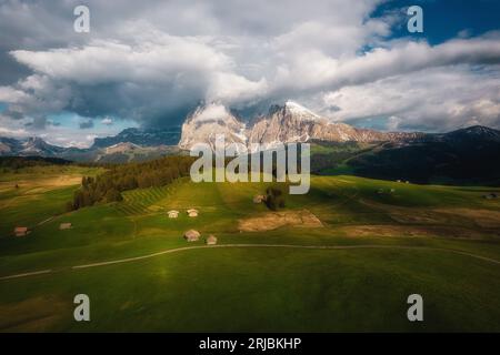 Luftaufnahme der Seiser Alm Landschaften, Italien Dolomiten im Frühling Stockfoto