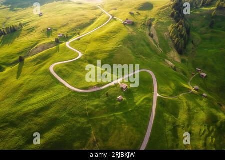 Blick aus der Vogelperspektive auf die Hochebene auf der Seiser Alm, die italienischen Dolomiten im Frühling bei Sonnenuntergang Stockfoto