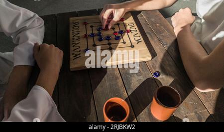 Reenactors spielen Molendinum, altes römisches Brettspiel Stockfoto