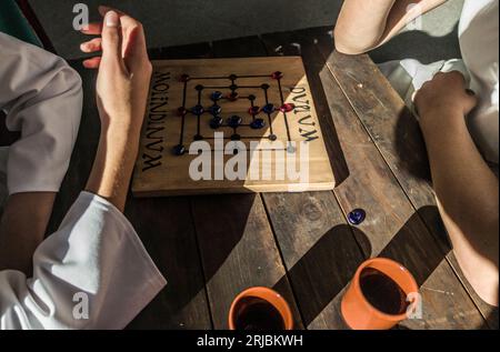 Reenactors spielen Molendinum, altes römisches Brettspiel Stockfoto