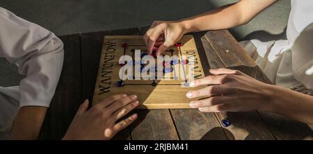 Reenactors spielen Molendinum, altes römisches Brettspiel Stockfoto