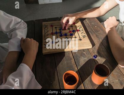 Reenactors spielen Molendinum, altes römisches Brettspiel Stockfoto