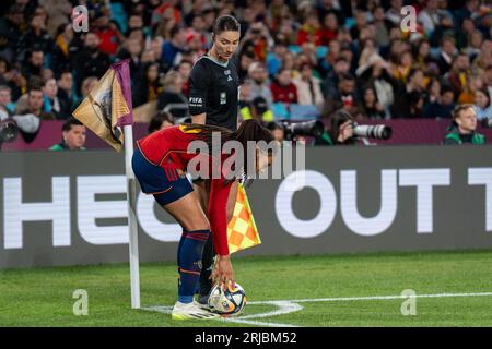 Sydney, Australien, 20. August 2023: Salma Paralluelo (18 Spanien) bereitet sich darauf vor, beim Finale der FIFA-Weltmeisterschaft 2023 im Stadion Australia in Sydney, Australien, eine Ecke zwischen Spanien und England zu nehmen. (NOE Llamas/SPP) Stockfoto