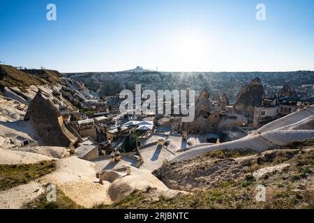 Landschaftssonnenaufgang mit Heißluftballons fliegen über tiefe Canyons, Täler Kappadokien Goreme Nationalpark Türkei, Blick von oben. Stockfoto