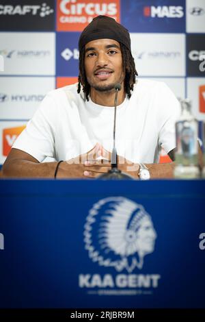 Gent, Belgien. August 2023. Gents Archie Brown stellte sich am Dienstag, den 22. August 2023, während einer Pressekonferenz des belgischen Fußballteams KAA Gent in Gent vor, um ihren neuesten Transfer vorzustellen. BELGA FOTO JAMES ARTHUR GEKIERE Credit: Belga News Agency/Alamy Live News Stockfoto