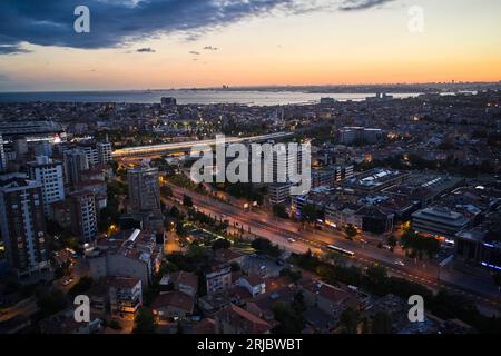 Ein Panoramablick auf die nächtliche Stadt aus der Vogelperspektive, aufgenommen von einer Drohne. Nächte in istanbul von oben. Drohnenaufnahme einer Stadt, einschließlich des Meeres Stockfoto