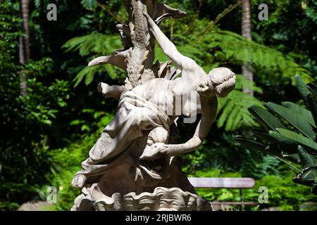 Lissabon, Portugal, 30. Juli 2023: Statue im Gewächshaus Estufa Fria, Gärten im Eduardo VII Park Stockfoto