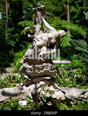 Lissabon, Portugal, 30. Juli 2023: Statue im Gewächshaus Estufa Fria, Gärten im Eduardo VII Park Stockfoto