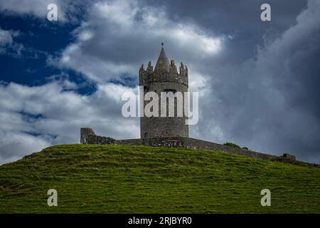 Märchenschloss auf dem Hügel - Schloss Doonagore - Caisleán Dhún na gCorr - Co Clare . Irland Stockfoto