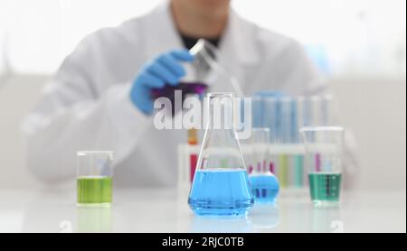 Eine männliche Chemiker hält Reagenzglas aus Glas Stockfoto