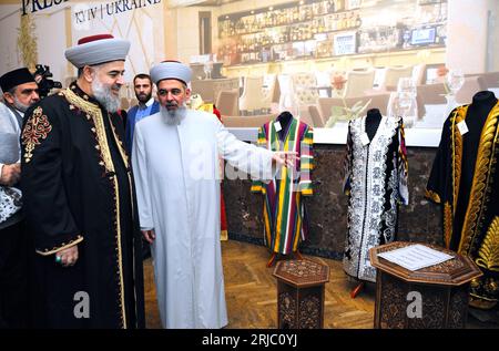 Sheikh Jameel Haleem (links) und Mufti Sheikh Akhmed Tamim besuchen Ausstellung traditioneller asiatischer Souvenirs während der Feier des islamischen Feiertags Mawlid Stockfoto