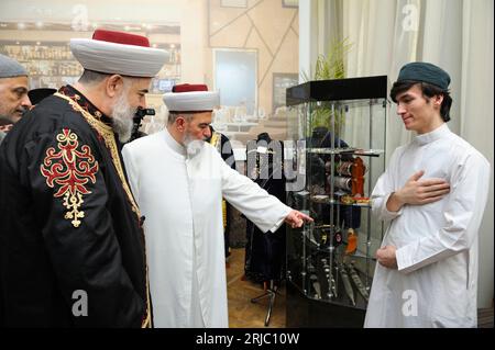 Sheikh Jameel Haleem (links) und Mufti Sheikh Akhmed Tamim besuchen Ausstellung traditioneller asiatischer Souvenirs während der Feier des islamischen Feiertags Mawlid Stockfoto