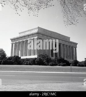 1950er Jahre, historisch, ein Blick von außen aus dieser Zeit auf das große Säulengebäude, das Lincoln Memorial, Washington DC, USA, das von Henry Bacon nach der Akropolis in Griechenland im neoklassizistischen Stil entworfen wurde. Stockfoto