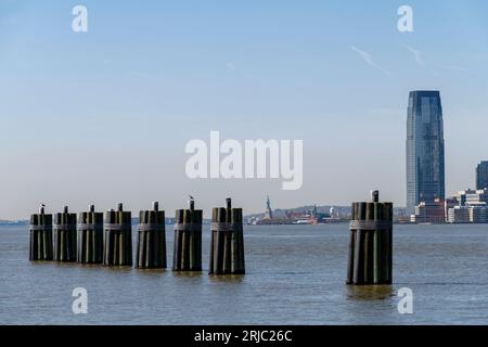 New York City, NY, USA, Mai 2022; Blick von der New Yorker Seite auf den Hudson River der Freiheitsstatue, Ellis Island und Wolkenkratzer am Ufer von Jersey CIT Stockfoto