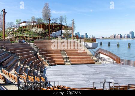 New York City, NY, USA, Mai 2022; Blick aus dem Blickwinkel auf das Amphitheater des Little Island Public Park im Hudson River Park, entworfen von Thomas Heat Stockfoto