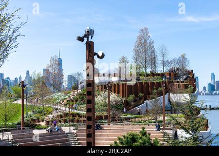 New York City, NY, USA, Mai 2022; Blick aus dem Hochwinkel auf hügelige Gärten und Amphitheater des öffentlichen Parks Little Island im Hudson River Park designe Stockfoto