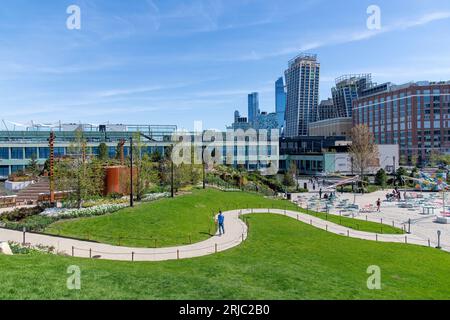 New York City, NY, USA, Mai 2022; Blick über die Gärten und den gewundenen Pfad des öffentlichen Parks Little Island im Hudson River Park, entworfen von Thoma Stockfoto