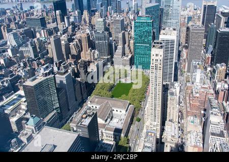 New York City, NY, USA-Mai 2022; Luftansicht der Wolkenkratzer von New York City zwischen 40. Und 42. Straße in Richtung 5. Avenue mit in der Mitte br Stockfoto