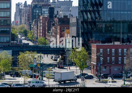 New York City, NY, USA, Mai 2022; Blick auf die West Street und die 10th Avenue in Richtung W14th Street mit traditionellen und modernen Gebäuden mit Stockfoto