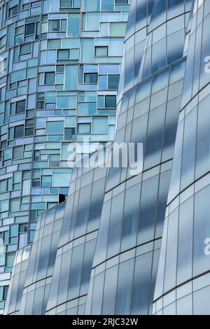 New York City, USA-Mai 2022: Bildfüllender Blick auf die Fassade aus Glas und Stahl des ikonischen IAC Building und des Wohnturms 100 Eleventh Avenue in C Stockfoto