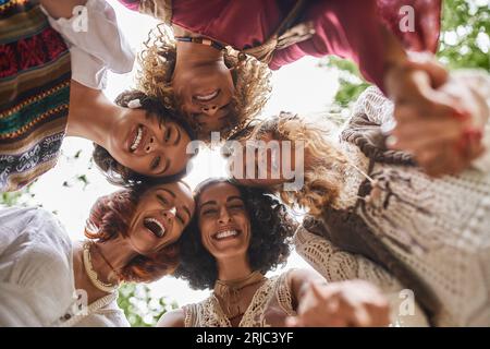 Ansicht von aufgeregten multiethnischen Frauen, die im Retreat Center die Kamera im Freien betrachten Stockfoto