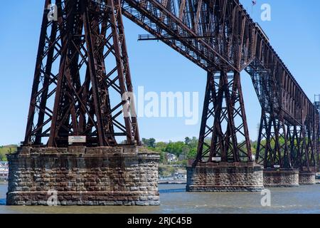 Poughkeepsie, NY, USA, Mai 2022; Low Angle View of the Lower Structure of the Hudson State Historic Park Bridge aus dem Jahr 1889 mit einer 1,28 Meilen langen Walkwa Stockfoto