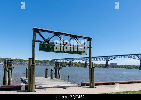 Poughkeepsie, NY, USA, Mai 2022; Blick auf die Highland Landing – Matthew K. Smith doch mit im Hintergrund dem 1,28 miles Walkway über dem Hudson State H Stockfoto