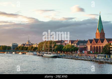 Bremen, Deutschland. Hansestadt an der Weser. Stadtpanorama bei goldenem Sonnenuntergang. Stockfoto