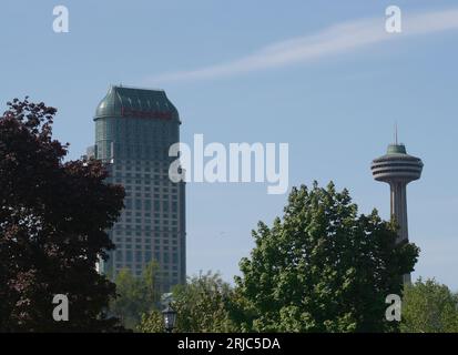 NIAGARA FALLS, ON, KANADA, 21. MAI: Tower mit Casino-Schild und Skylon Tower. Mai 21,2007 in Niagara Falls, ON, Kanada Stockfoto