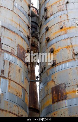 Nahaufnahme einiger rostiger Stahltanks eines verlassenen und verfallenen Industriestahlwerks im öffentlichen Landschaftspark, Duisburg, Deutschland Stockfoto