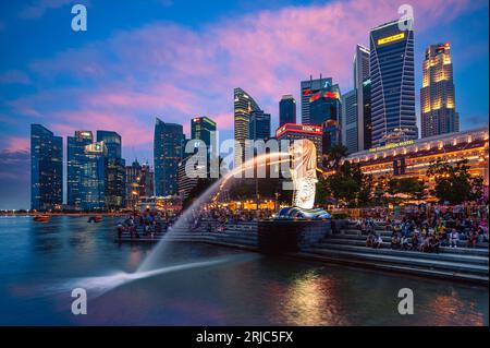 1. Januar 2016: Merlion Statue, das offizielle Maskottchen von Singapur, in der Marina Bay in Singapur. Es handelt sich um eine mythische Kreatur mit einem Löwenkopf und dem Körper Stockfoto