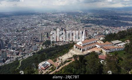 Eine Luftaufnahme von Bogota Stadt Blick auf das Zentrum mit seinen Gebäuden, Monserrate, Berg in Kolumbien Stockfoto