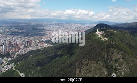 Eine Luftaufnahme von Bogota Stadt Blick auf das Zentrum mit seinen Gebäuden, Monserrate, Berg in Kolumbien Stockfoto