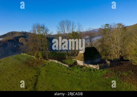 Luftaufnahme eines Berggehöfts im Herbst bei frühen Morgenlichtern. Siebenbürgen, Rumänien Stockfoto