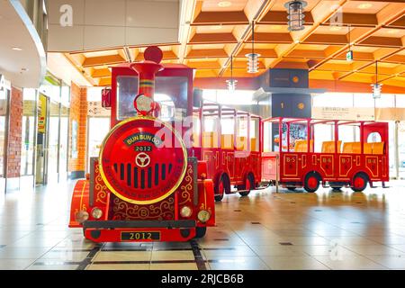 Oita, Japan - November 26 2022: Der berühmte japanische Spielzeugzug, Bun Bun Go, verkehrte in der zentralen Halle des Bahnhofs Oita Stockfoto