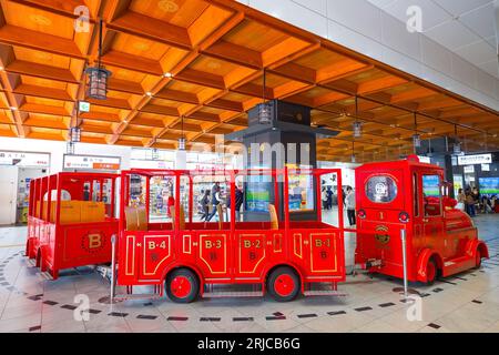 Oita, Japan - November 26 2022: Der berühmte japanische Spielzeugzug, Bun Bun Go, verkehrte in der zentralen Halle des Bahnhofs Oita Stockfoto