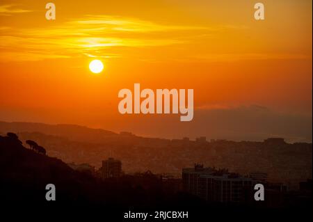 August 2023, Barcelona, Spanien. Die Sonne geht über Barcelona und seiner Metropolregion nach einer extrem heißen Nacht auf. Eine Hitzewelle ist im Gange, und es werden Rekordtemperaturen erwartet. Quelle: Jordi Boixareu/Alamy Live News Stockfoto